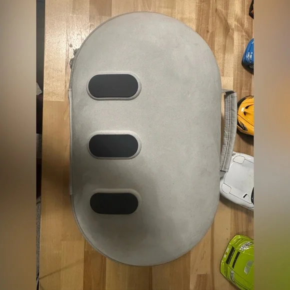 Meta Quest 2 Bundle - Picture 2 of 7